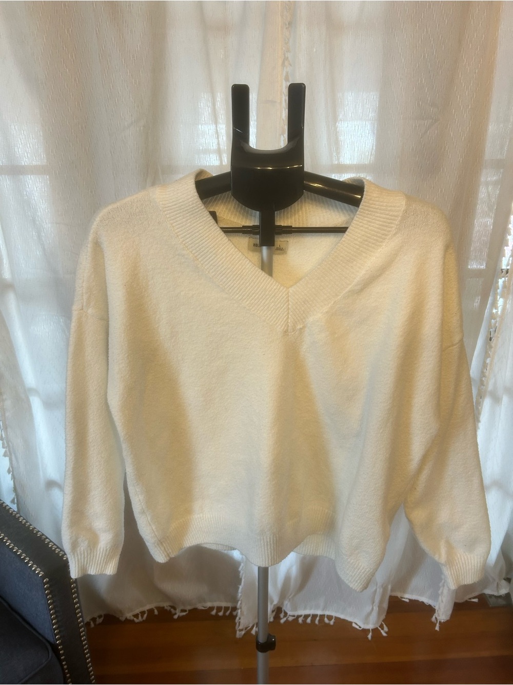 Hollister Cream V Neck Women's Sweater Size Large